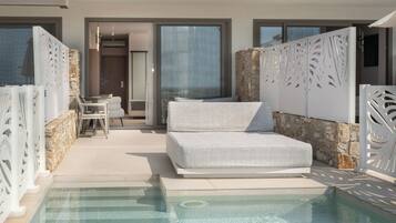 Habitación Deluxe, alberca privada, vista al mar | Camas con pillow-top, minibar y caja de seguridad en la habitación