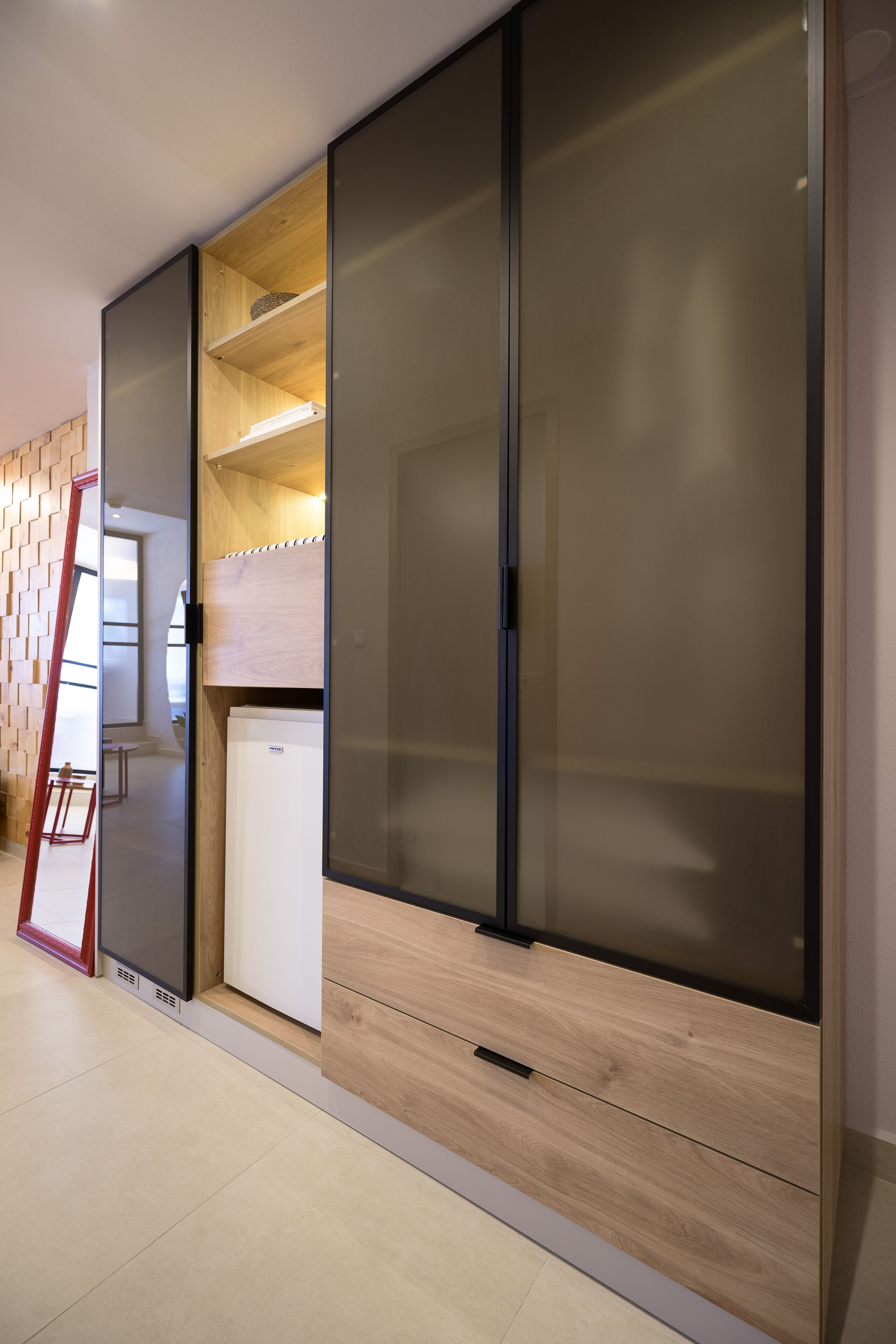 senior suite, private pool | living area | 32-inch flat-screen tv with satellite channels, tv