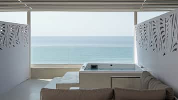 Deluxe Studio Suite | Pillowtop beds, minibar, in-room safe, soundproofing