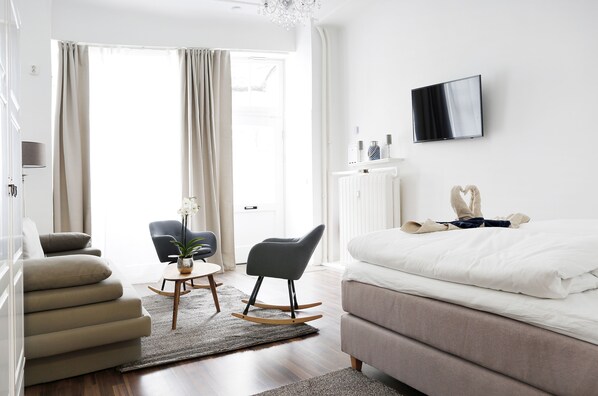 2 bedrooms, iron/ironing board, WiFi, bed sheets - DROY Droysenstr. Old building - box spring beds - near Kurfürstendamm (Berlin)