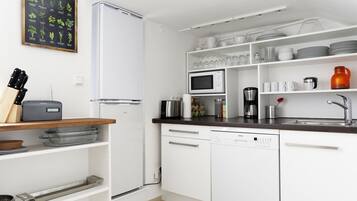 Kühlschrank, Mikrowelle, Ofen, Herdplatte
