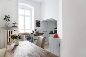 Dining - DROY Droysenstr. Old building - box spring beds - near Kurfürstendamm (Berlin)