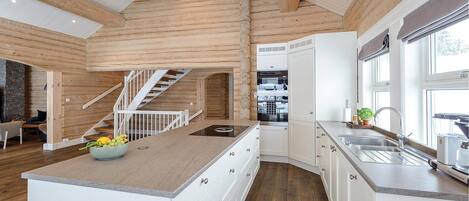 Kylskåp, spishäll, diskmaskin och kaffe- och tebryggare