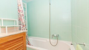 Dusche, Haartrockner, Bidet, Handtücher