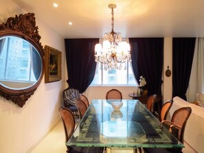 Apartamento (C1-0010) | Opções para refeição no quarto