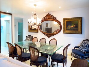 Apartamento (C1-0010) | Opções para refeição no quarto