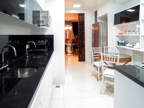 Apartment (C1-0010) | Private kitchen | Full-sized fridge, microwave, oven, stovetop - LinkHouse Lovely & Classic 3BDR C1-0010 (Rio de Janeiro)