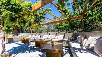 Bar en bord de piscine