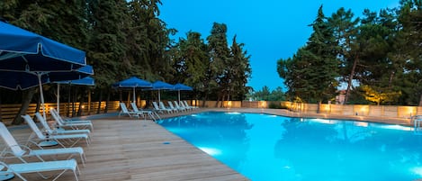 Piscine extérieure, parasols de plage, chaises longues