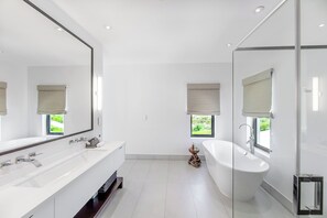 Badewanne, Haartrockner, Handtücher, Shampoo