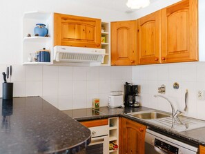 Jääkaappi, mikroaaltouuni, uuni, liesi