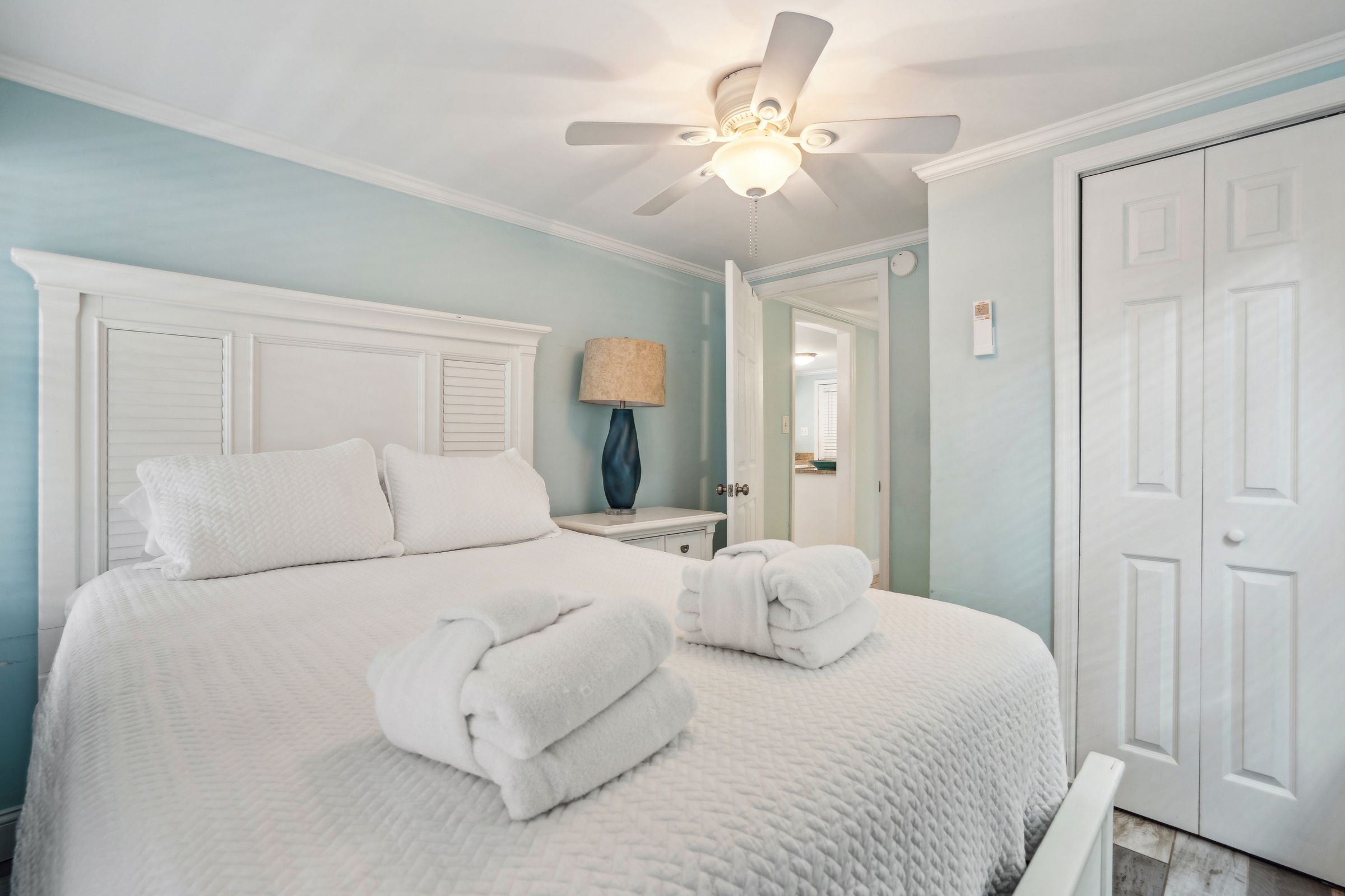 3 chambres, fer et planche à repasser, Wi-Fi, draps fournis