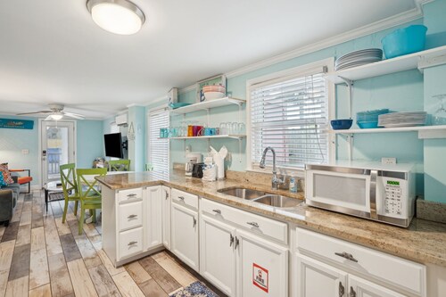 Short Walk to Shops, Restaurants & Beach Access,Pet Friendly, Private fenced in yard