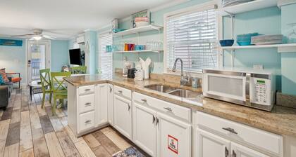Short Walk to Shops, Restaurants & Beach Access,Pet Friendly, Private fenced in yard
