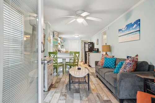 Short Walk to Shops, Restaurants & Beach Access,Pet Friendly, Private fenced in yard