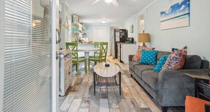 Short Walk to Shops, Restaurants & Beach Access,Pet Friendly, Private fenced in yard