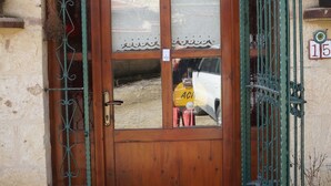Una puerta de madera con un cartel que dice "RISIK KONAGI OTEL" encima.