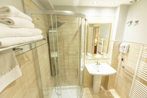 Dobbeltværelse | Badeværelse | Gratis toiletartikler, hårtørrer, bidet, håndklæder