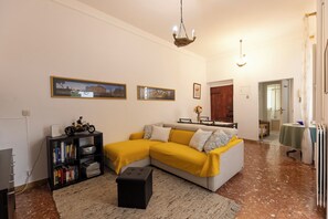 Smart TV, books, stereo