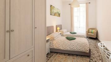 2 Schlafzimmer, Schreibtisch, Bügeleisen/Bügelbrett, Reisekinderbett