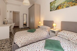 2 soverom, skrivebord, strykejern/-brett og reiseseng for barn