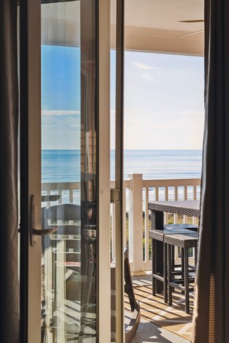 Vues ouvertes sur la mer et grande terrasse - Accès à la plage directement en face de la rue