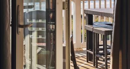 Vues ouvertes sur la mer et grande terrasse - AccĂšs Ă la plage directement en face de la rue