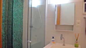 Apartment (C2-0021) | Bathroom | Shower, towels - LinkHouse BEATIFUL & COLORED C2-0021 (Rio de Janeiro)