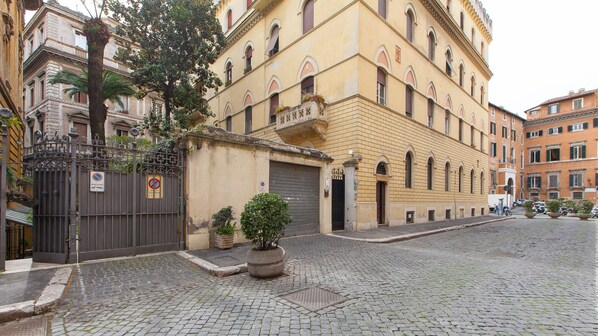 Exterior - Rental In Rome Portico Ottavia Garden (Rome)