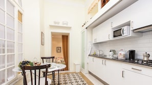 Appartement, 2 chambres | Cuisine privée | Grand réfrigérateur, micro-ondes, plaque de cuisson