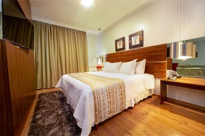 Een minibar, een bureau, verduisterende gordijnen, gratis babybedden