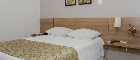 Quarto solteiro superluxo | Frigobar, escrivaninha, cortinas blackout, berços grátis