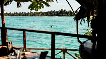 Se sirven desayunos, comidas y cocina internacional con vista a la playa