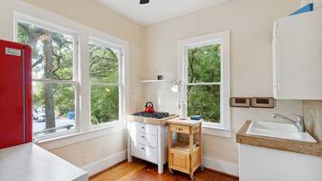 Refrigerador, horno, cafetera/tetera, tostadora