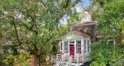 124 East Cooper! Couples Retreat -Sunroom, Walk to Beach & Downtown Folly!