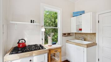 Frigorífico, horno, cafetera o tetera y tostadora