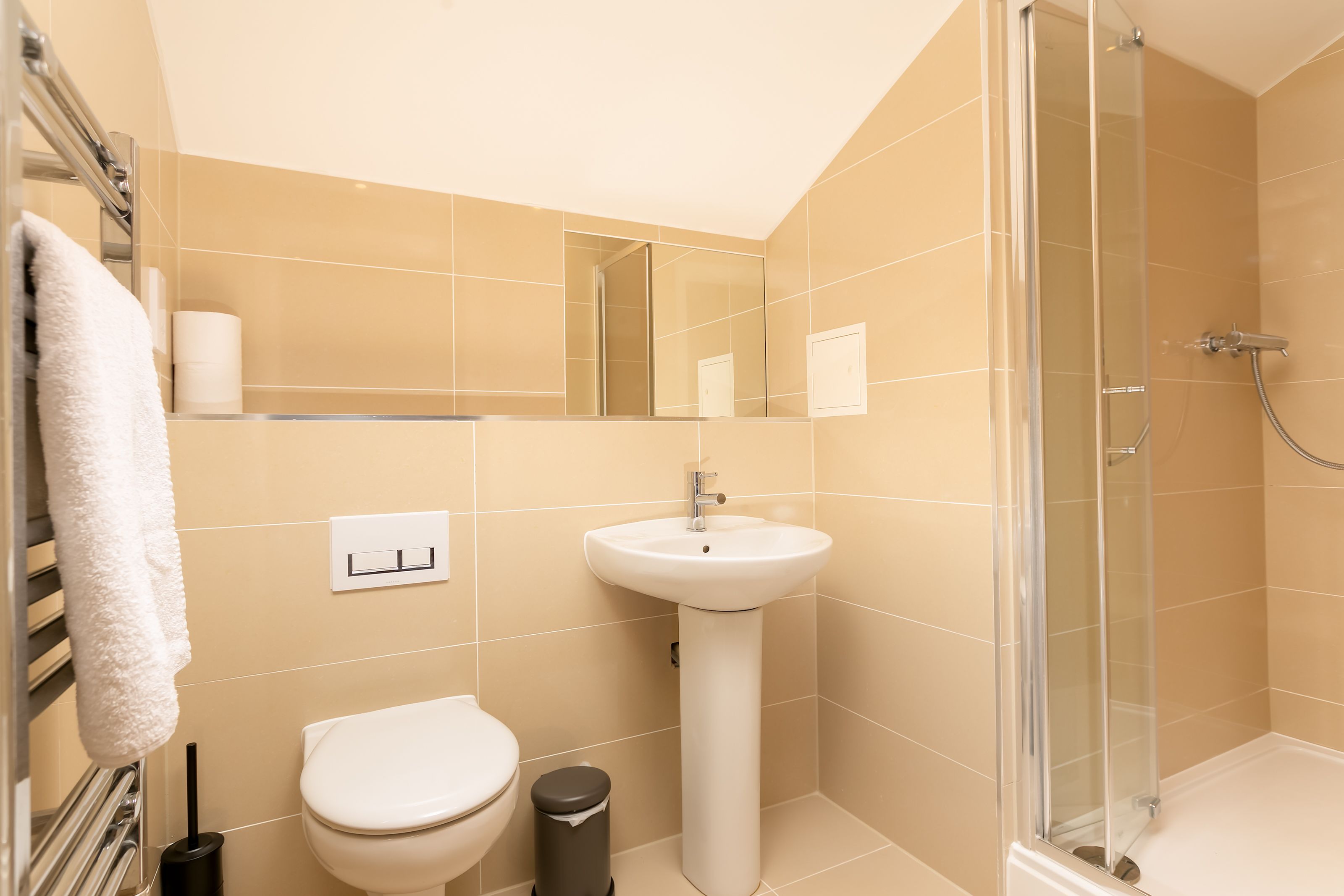 deluxe apartment | bathroom | bathtub, free toiletries, towels