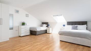 2 عدّة غرف نوم وأغطية فراش متميزة وبديكورات فريدة لكل غرفة