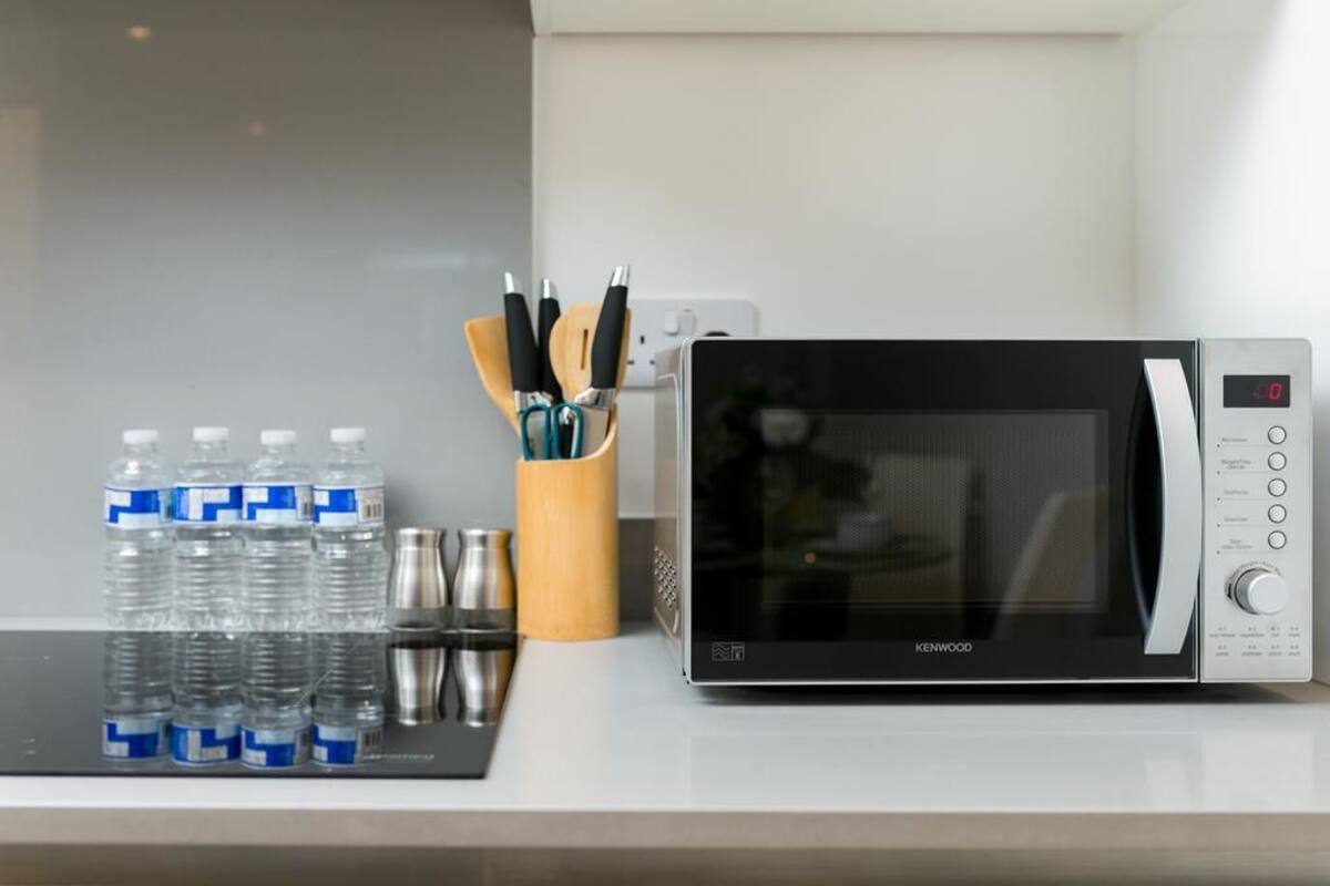 exclusive apartment, 4 bedrooms, balcony, city view | private kitchen | microwave, oven, stovetop, coffee/tea maker