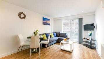 تلفزيون ذكي بحجم 32-بوصة يعرض قنوات تلفزيونية رقمية، تلفزيون