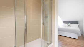 Deluxe Apartment | Bathroom shower