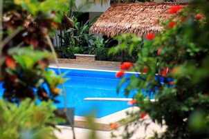 Una piscina al aire libre, tumbonas