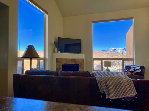 10A1 Close to Pool, Views, Huge Patio, Sleeps 8