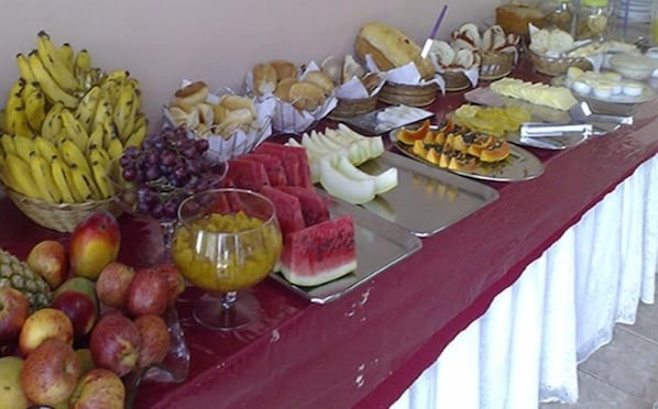 Buffet déjeuner gratuit tous les jours