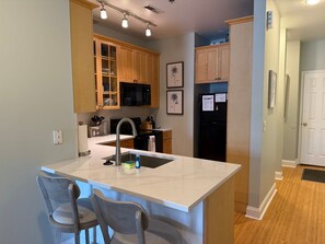 Een koelkast, een magnetron, een oven, een kookplaat