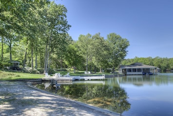 Image of 5 BR 3 BA -300ft waterfront W/ Dock, Pvt Boat ramp, Beachfront Paradise