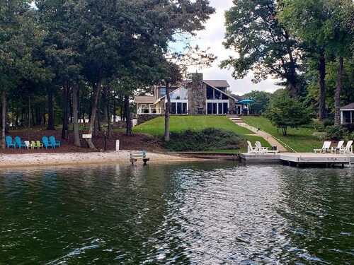 5 BR 3 BA -300ft waterfront W/ Dock, Pvt Boat ramp, Beachfront Paradise