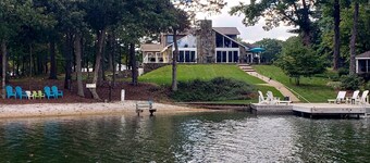 5 BR 3 BA -300ft waterfront W/ Dock, Pvt Boat ramp, Beachfront Paradise