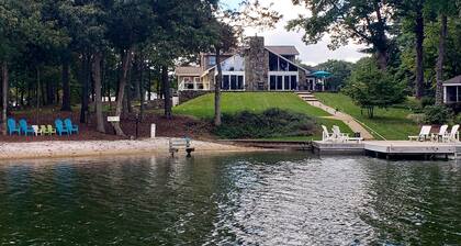 5 BR 3 BA -300ft waterfront W/ Dock, Pvt Boat ramp, Beachfront Paradise