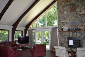 Televisor intel·ligent, llar de foc, reproductor de DVD i futbolí 